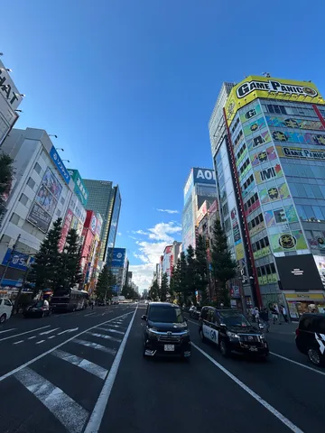 青空と街の光の交差点