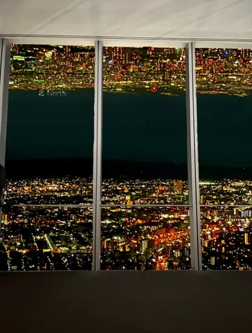 窓越しに広がる夜景の情景