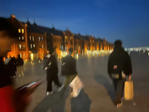 夜景に溶け込む人々