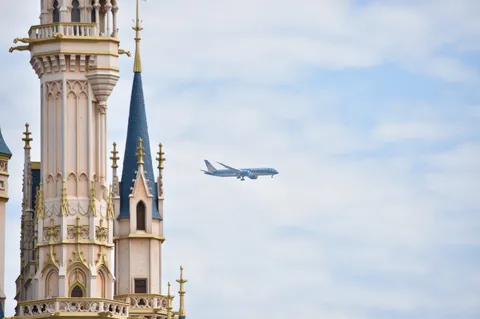 お城と飛行機、空の共演