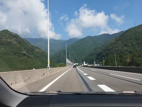 緑濃い山間を抜ける高速道路
