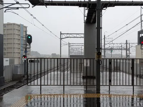 雨の日の駅、信号と線路