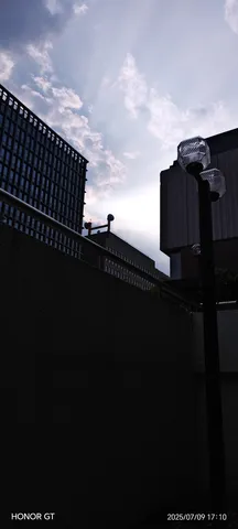 空と建物のコントラスト