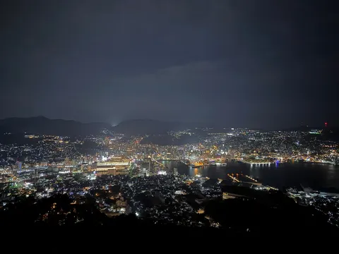 煌めく夜景、光の海