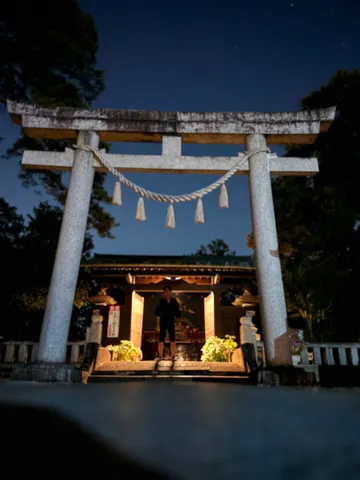 夜の鳥居が魅せる静謐な瞬間