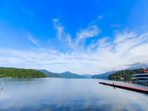水辺に広がる静かな青