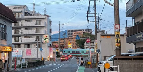夕暮れの線路と街の鼓動