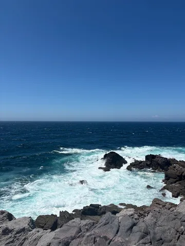荒々しくも美しい、紺碧の海と岩肌