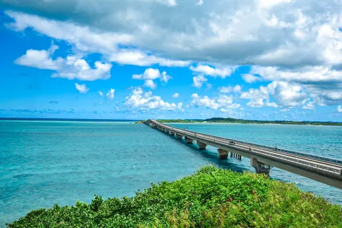 青い海と空を繋ぐ橋