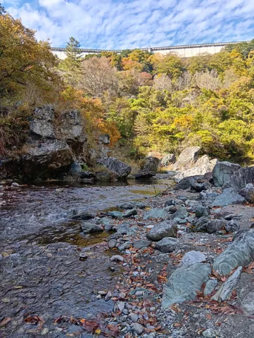 秋色に染まる溪とダム