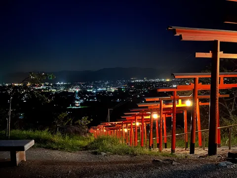 朱の鳥居が誘う夜景