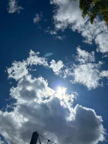 雲の隙間から差し込む光