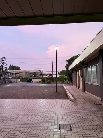 夕暮れ時の静かな灯り