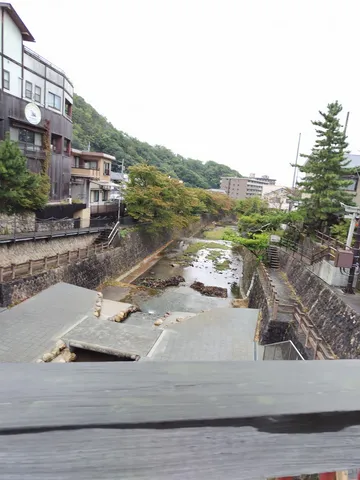 川沿いの生活感あふれる風景