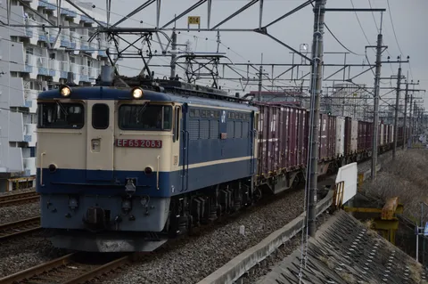 線路を行く電気機関車