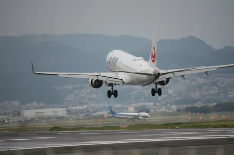 空へ飛び立つJ-AIR機