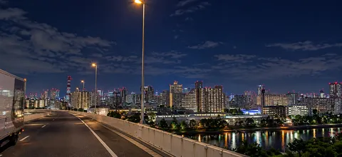 橋上に映る夜景の静寂