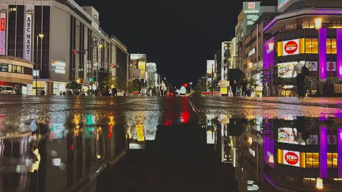 雨上がりの都会に映る未来