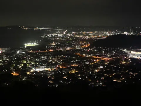 夜景と海沿いの灯り