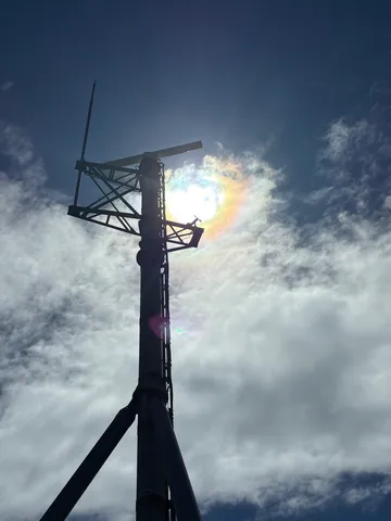 空に浮かぶ太陽とレーダー