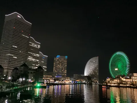 水面に映る都会のきらめき