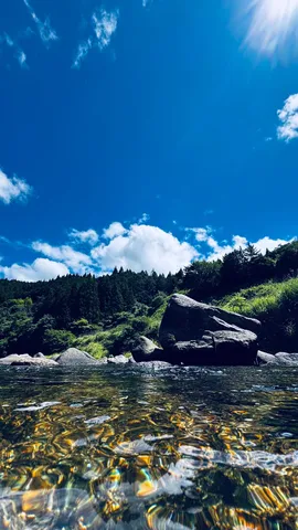 川底きらめく夏の青空