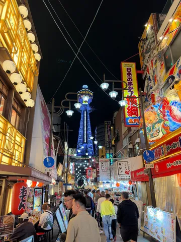 通天閣見上げる夜の活気