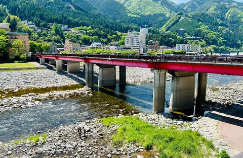 鮮やかな赤い橋と清流の風景