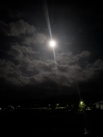 夜空を貫く光の道