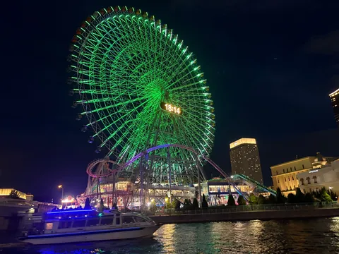 時を告げる観覧車の輝き
