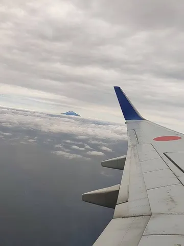 空からの富士山、雲海と翼