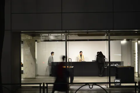 夜のオフィス、静かな光景