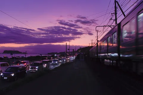 紫の空と鉄道の灯り