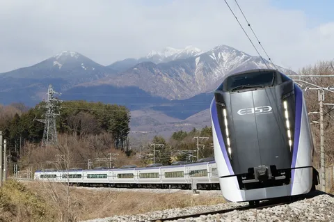 山々を背景に疾走する特急列車