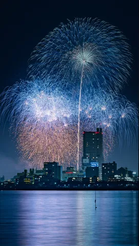 夜空を埋める青い大輪