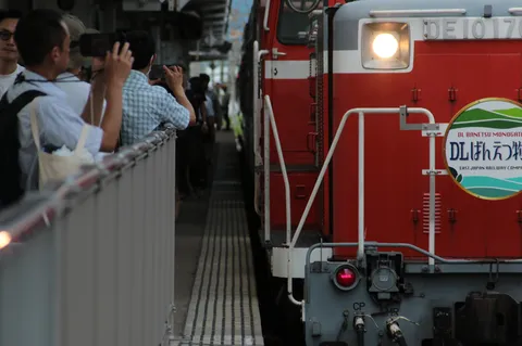 列車と人々の静かな刻