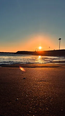 夕日にほどける海辺