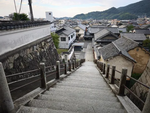 石畳の階段がつなぐ町の風景