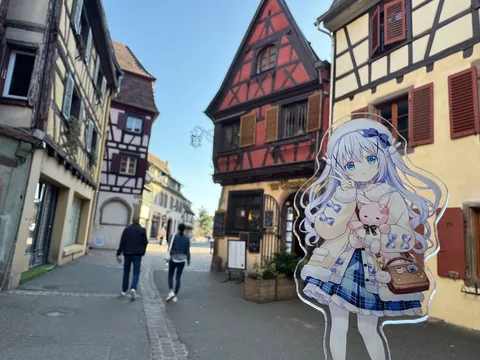 異国の風に、アニメキャラが微笑む