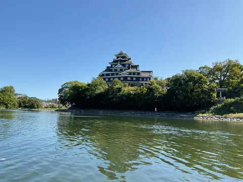 青空と水辺の城郭