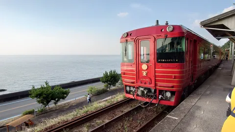 海辺の駅に佇む赤い列車