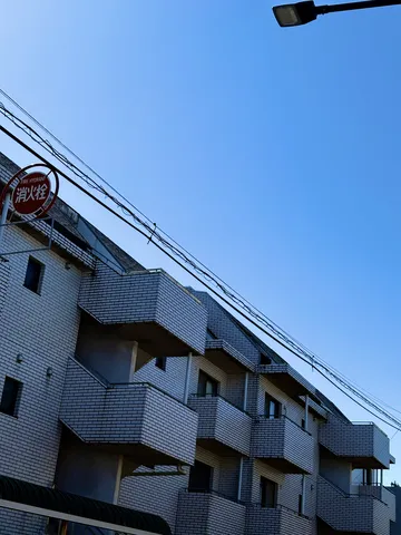 青空と無機質な建物の対比