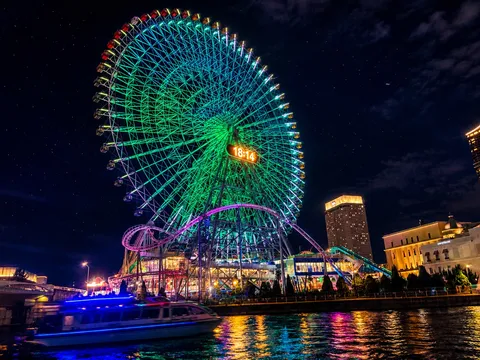 夜空に咲く、七色の観覧車