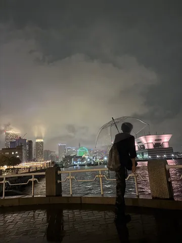 雨夜の街並み、一人佇むシルエット