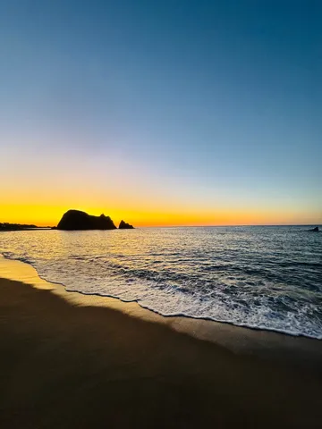 夕映えに浮かぶ黒い岬