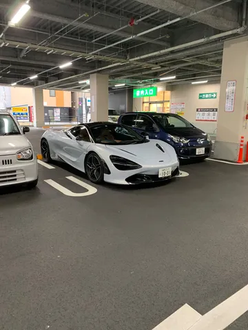 近未来的なスーパーカーと日常の狭間