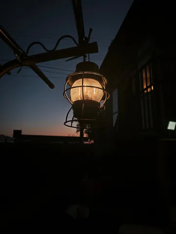 灯火が灯る、静かな夕暮れ
