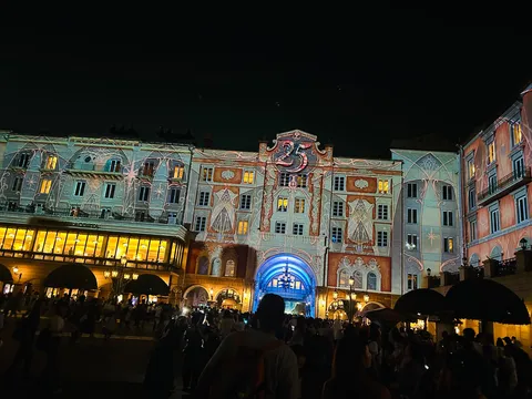 夜空を彩る光のショー