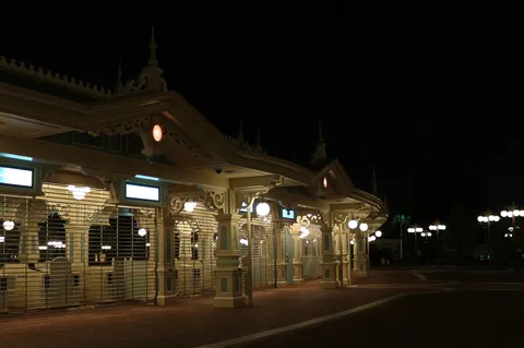 夜の帳が下りた、静寂のゲート
