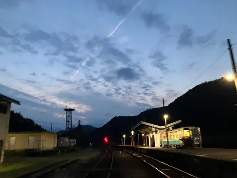 山間の駅に訪れる夜